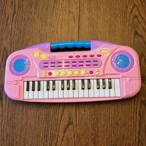 Kid's electronic musical keyboard